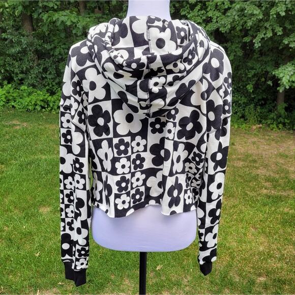 Wild Fable Black & White Daisy Checkerboard Cropped Hoodie size Large - Picture 2 of 11